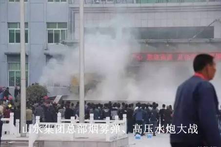 在《人民的名義》劇中，漢東省京州市一個國企改制后的民營服裝廠的老板蔡成功因欠銀行的貸款到期，為了還上這筆貸款，他私自將大風(fēng)廠的股權(quán)質(zhì)押給了山水集團(tuán)，向山水集團(tuán)借了5000萬元過橋資金。