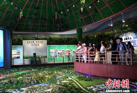 圖為海外媒體記者參觀玉林“五彩田園”現(xiàn)代特色農(nóng)業(yè)示范區(qū)。　楊志雄 攝