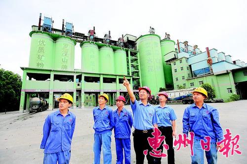     羅浮山水泥集團(tuán)有限公司董事長吳國 強(qiáng)（中）與員工一起研究企業(yè)課題。
    本報(bào)記者鐘暢新 攝
