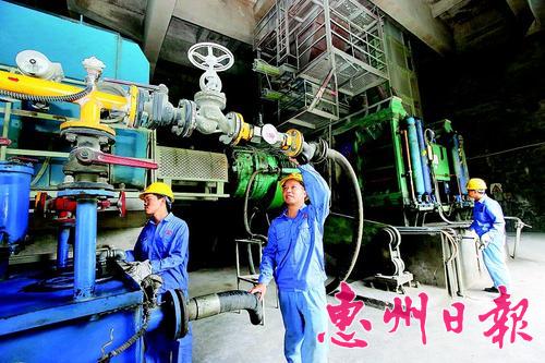 工人在生產(chǎn)車間維護(hù)保養(yǎng)機(jī)器設(shè)備。 本報(bào)記者鐘暢新 攝
