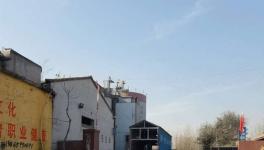 這兩家水泥廠白天干干凈凈 夜晚機(jī)器轟鳴車來(lái)車往