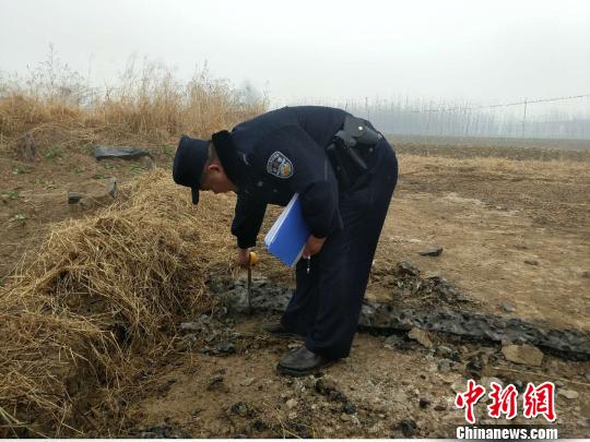 警方正在對被盜路面進(jìn)勘測。警方供圖