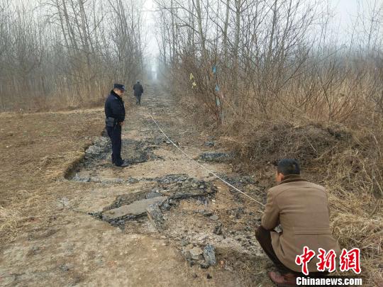 警方正在對被盜路面進(jìn)勘測。警方供圖