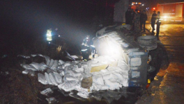 泰安市一貨車滿載水泥翻入河溝   駕駛員已獲救