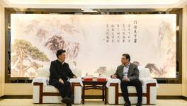 西藏自治區(qū)黨政代表團(tuán)來華新水泥訪問