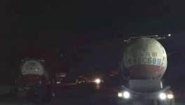 兩輛用水泥罐車做掩護的拉煤車輛被府谷民警查獲