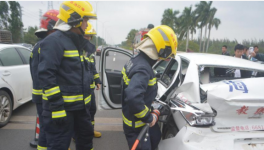 ?？谝唤叹氒嚺c水泥車發(fā)生碰撞導(dǎo)致5人受傷