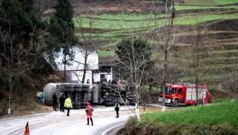 痛心！30噸水泥罐車側(cè)翻 2人死亡！