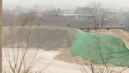 一被取締多次的砂石場依舊露天堆放   無人監(jiān)管