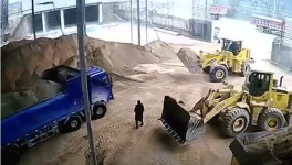 太慘了！直接把人鏟到了喂料倉(cāng)里了！