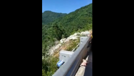 水泥跨區(qū)域銷售，水泥車翻下河壩發(fā)生事故！