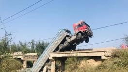 水泥熟料車壓塌公路橋！