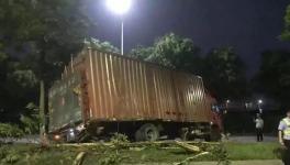 水泥運(yùn)輸車(chē)司機(jī)被困！緊急救援中... ...