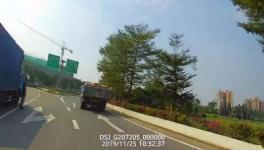 屢禁不止！又一水泥貨車側(cè)翻！