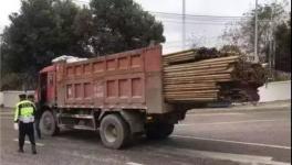 震驚交警！亡命超載，4米2拉26噸貨，超載1561%！