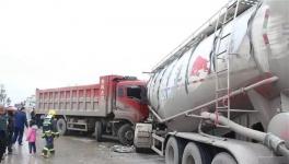 緊急救援！大貨車(chē)與散裝水泥車(chē)相撞，司機(jī)被困駕駛室！