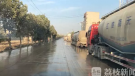 頂風作案！這家水泥企業(yè)門口驚現(xiàn)幾十輛“百噸王”！