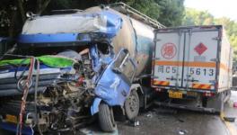 慘烈！滿載20噸水泥罐車與液化氣瓶貨車迎面相撞 ！