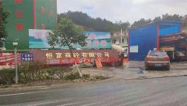 水泥車頻發(fā)事故，攪拌站長期違法占地沒人管？