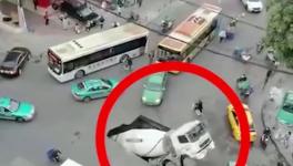 突發(fā)！路面塌陷，水泥罐車墜入大坑！