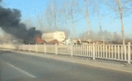 危險！散裝水泥車起火燃燒，大火吞噬車頭（附視頻）