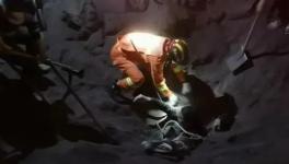 緊急！兩人陷入攪拌站沙堆，隨時有生命危險！