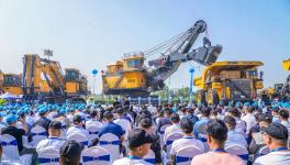 下線！交付！發(fā)車！徐工頂級(jí)“巨無(wú)霸”三箭齊發(fā)！