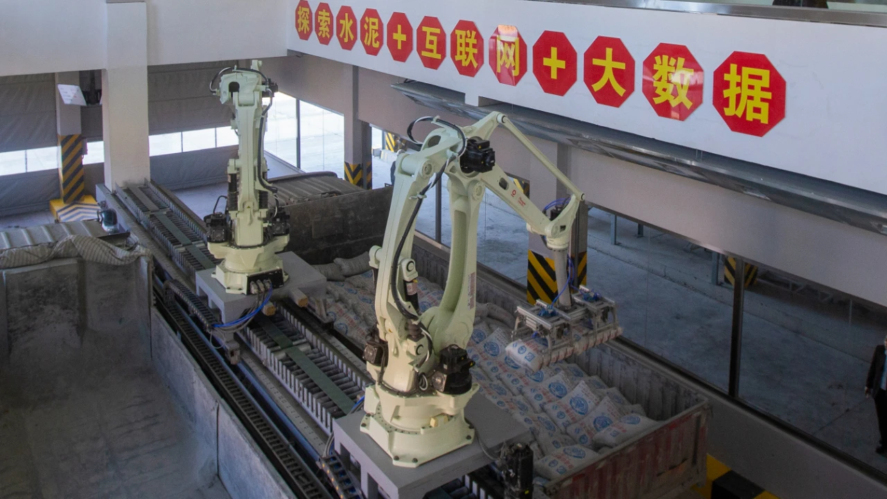 ?破解水泥行業(yè)難題！工業(yè)機(jī)器人大顯身手！